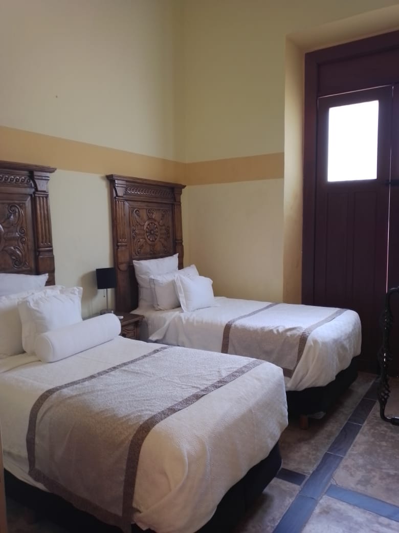 habitación master suite, 1 cama king size y 2 camas individuales